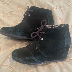 Ladies Tom’s wedge booties, Size 8